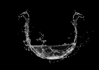 黒い背景にカーブした透明な水の波と水しぶきの3dイラスト