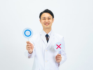 マル、OK、医師、大丈夫、合格、男性、検査、日本人、ポジティブ、了解、許可、白衣、研究者、科学者、オーケー、いいね、簡単、確認、了承、バッチリ、正解、パーフェクト、完璧、丸、簡単、クイズ、テスト、試験、陰性、完治、寛解、治療、診察、診療、診断、健康、ヘルスケア、健診、ミドル、ミドルエイジ、中年、40代、白バック、切り抜き、コピースペース、広告、承認、薬剤師、人物