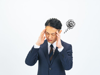 落ち込む、困る、悩む、頭痛、ビジネスマン、ビジネスパーソン、ストレス、男性、日本人、トラブル、不安、心配、ショック、表情、がっかり、悩み、考える、疑問、問題、憂鬱、憂うつ、メンタルヘルス、ノイローゼ、フラストレーション、残念、緊張、プレッシャー、ミドル、ミドルエイジ、中年、30代、40代、おじさん、ビジネス、スーツ、仕事、会社員、サラリーマン、白バック、切り抜き、コピースペース、広告、偏頭痛、管理