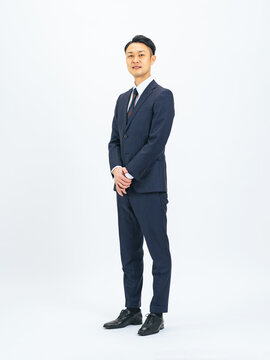 ビジネスパーソン、男性、ビジネスマン、接客、受付、全身、営業、出迎え、店員、スタッフ、スーツ、日本人、仕事、人材、求人、採用、ミドル、ミドルエイジ、中年、30代、40代、おじさん、ビジネス、会社員、サラリーマン、白バック、切り抜き、コピースペース、広告、上司、管理職、接客業、ホテルマン、ホテリエ、支配人、フロント、アドバイザー、相談員、カメラ目線、シリアス、社長、経営者、ポートレート、プロフィール