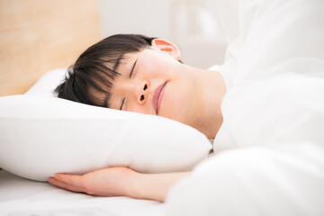 若い20代男性の安眠のイメージクローズアップ　枕や睡眠など