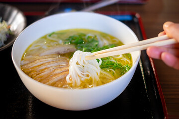 ベトナム料理のフォーを食べる