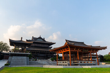 Naklejka premium chinese pavilion in the park 