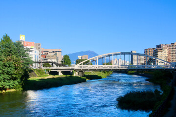 開運橋と岩手山（岩手県・盛岡市）