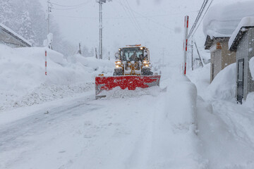 道路の雪を押す除雪車