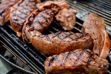 きれいな焼き跡のついたステーキ