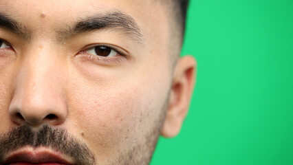 Obraz premium Man's eyes, close-up, on a green background