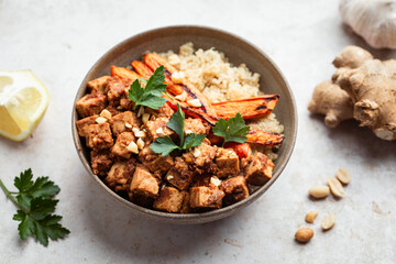 assiette de tofu mariné à la cacahuète, carottes rôties et quinoa