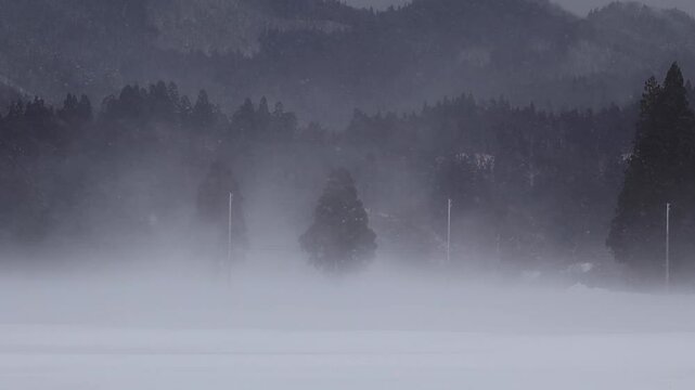 吹雪　暴風雪　冬　強い風　寒気　雪　北国　イメージ