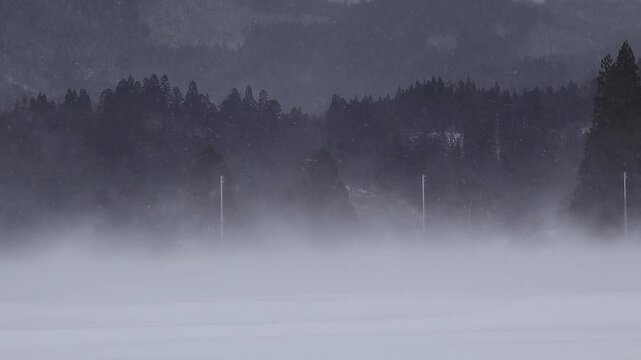 吹雪　暴風雪　冬　強い風　寒気　雪　北国　イメージ