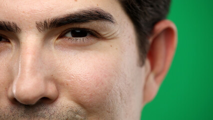 Obraz premium Man's eyes, close-up, on a green background