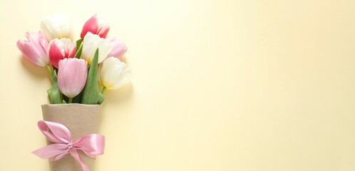 Naklejka premium Beautiful fresh tulips on color background