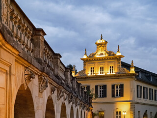 Obraz premium Blick auf die Arkaden am Schlossplatz und das Schloss Ehrenburg der bayerischen Stadt Coburg zur Blauen Stunde, Deutschland