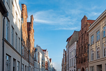 Blick auf die Fassaden historischer Häuser in der Altstadt von Lübeck, Deutschland