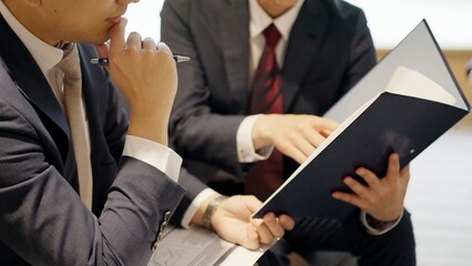 打ち合わせをするビジネスパーソンの手元