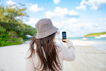 スマートフォンで写真を撮る女性
