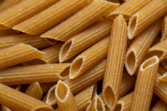 Imagen detalle de pasta integral en forma de macarrones rayados