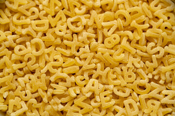 Detalle de sopa de letras aun sin cocer. Macro.