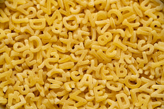 Detalle de sopa de letras aun sin cocer. Macro.