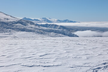 真冬の旭岳　斜面のシュカブラと十勝岳連峰