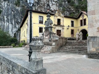 Santa Cueva de la Virgen de Covadonga y Alrededores de la Virgen de Covadonga 