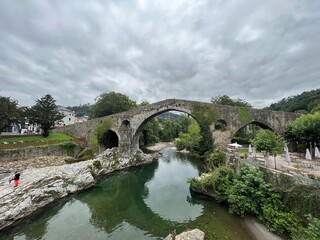 Puente romano, ribera del sella, iglesia y espacios incre&iacute;bles de Cangas de On&iacute;s