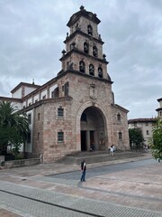 Puente romano, ribera del sella, iglesia y espacios incre&iacute;bles de Cangas de On&iacute;s