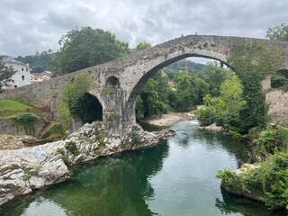 Puente romano, ribera del sella, iglesia y espacios incre&iacute;bles de Cangas de On&iacute;s