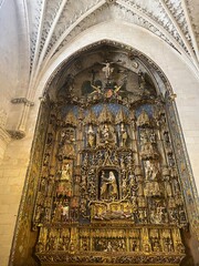 Fachada, puertas, techos y espacios incre&iacute;bles de la catedral de Burgos, Espa&ntilde;a.