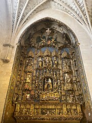 Fachada, puertas, techos y espacios incre&iacute;bles de la catedral de Burgos, Espa&ntilde;a.