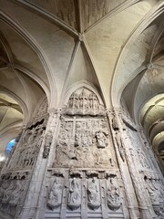 Fachada, puertas, techos y espacios incre&iacute;bles de la catedral de Burgos, Espa&ntilde;a.
