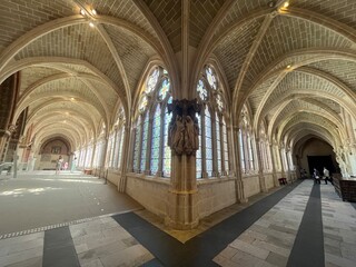 Fachada, puertas, techos y espacios increíbles de la catedral de Burgos, España.
