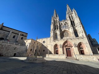 Fachada, puertas, techos y espacios incre&iacute;bles de la catedral de Burgos, Espa&ntilde;a.