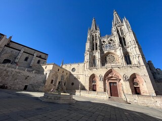 Fachada, puertas, techos y espacios incre&iacute;bles de la catedral de Burgos, Espa&ntilde;a.
