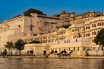 Fototapeta premium India. Rajasthan. Udaipur. The City Palace view from the Pichola Lake at dusk