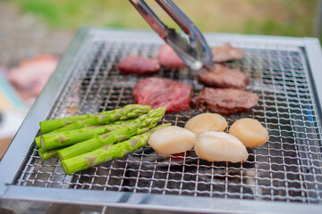 バーベキューで肉や野菜を焼く