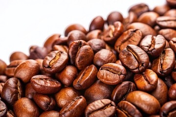 Naklejka premium Aromatic Coffee Beans Close-Up: Rich Brown Roasted Beans on White Background