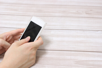 スマホを操作する手と文字スペース