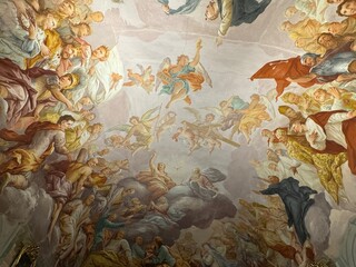 Soffitto affrescato con angeli in una antica villa italiana