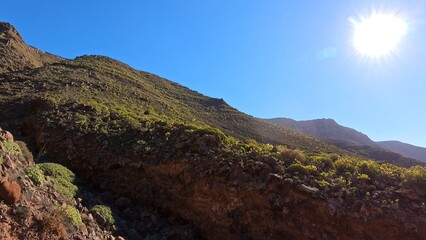 sonnendurchflutetes idyllisches Tal auf Lanzarote, Kanaren, Wandern, Flora, Natur, Sonnenstrahlen, einsam, ruhig, Pfad, steinig, Berge
