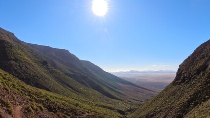 sonnendurchflutetes idyllisches Tal auf Lanzarote, Kanaren, Wandern, Flora, Natur, Sonnenstrahlen,...