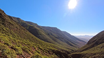sonnendurchflutetes idyllisches Tal auf Lanzarote, Kanaren, Wandern, Flora, Natur, Sonnenstrahlen,...
