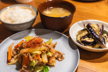 家庭料理の定食、豚肉と野菜炒め、白ご飯と味噌汁付き