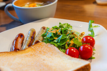 トーストとソーセージ、野菜スープのヘルシーな朝食プレート