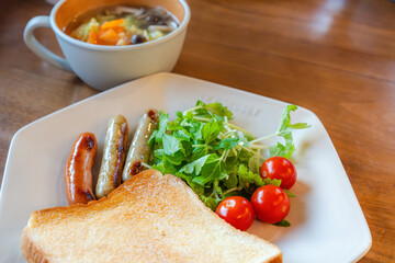 トーストとソーセージ、野菜スープのヘルシーな朝食プレート