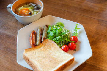 トーストとソーセージ、野菜スープのヘルシーな朝食プレート