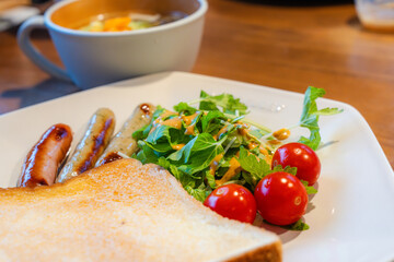 トーストとソーセージ、野菜スープのヘルシーな朝食プレート