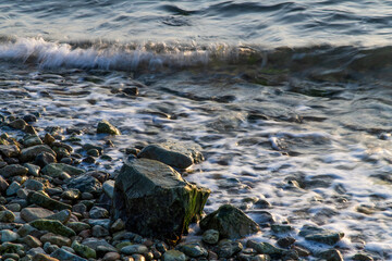 Obraz premium surf on the pebble beach