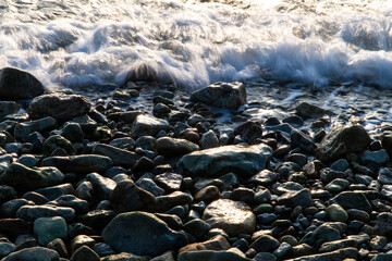 Obraz premium surf on the pebble beach