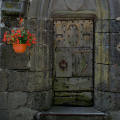Porte ancienne du village de Salers dans le Cantal en Auvergne, France